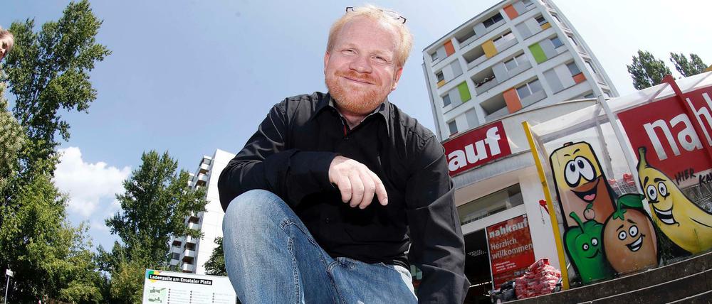 Stephan von Orlow ist ein Aufheber und beseitigt Muell von der Strasse, in Berlin.