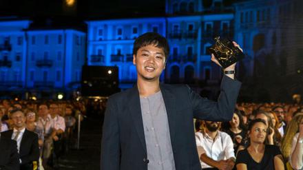 Regisseur Yeo Siew Hua aus Singapur präsentiert auf der Piazza Grande stolz den Goldenen Leoparden für seinen Film "A Land Imagined". 