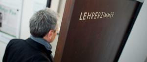 Ein Lehrer auf dem Weg ins Lehrerzimmer.