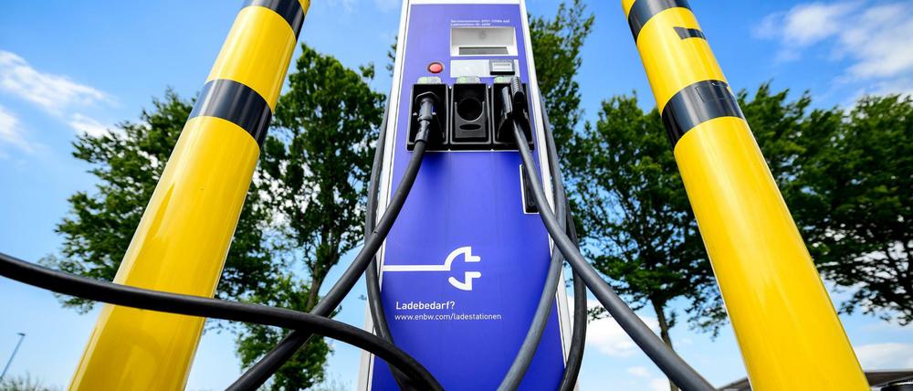 Laden. Rund 12.000 öffentliche und halböffentliche Ladestationen gibt es aktuell in Deutschland. Jede hat mindestens zwei Ladepunkte. 