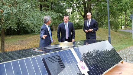 Richard Grenell (m.), Dietmar Woidke (r.) und Wissenschaftler Frank Flechtner im GFZ.
