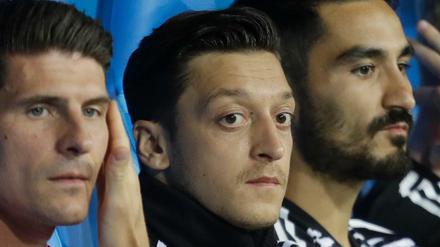 Ob blond, ob braun - sind wirklich alle gleich und alle privilegiert? Mesut Özils (zweiter von links) Austritt aus der Fußball-Nationalmannschaft hat eine Debatte über Rassimus in Deutschland ausgelöst.