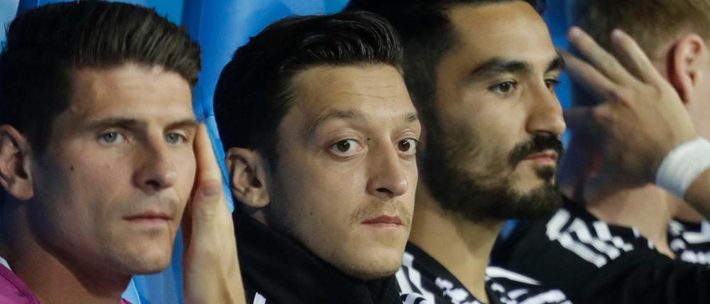 Ob blond, ob braun - sind wirklich alle gleich und alle privilegiert? Mesut Özils (zweiter von links) Austritt aus der Fußball-Nationalmannschaft hat eine Debatte über Rassimus in Deutschland ausgelöst.