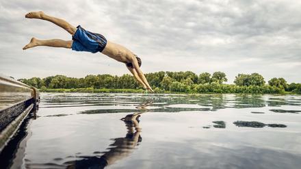 Kopfüber in seichtes Wasser: Eine der häufigsten Unfallursachen an Berliner und Brandenburger Badeseen.