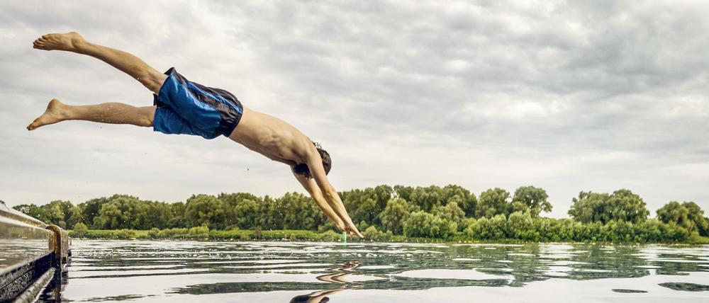 Kopfüber in seichtes Wasser: Eine der häufigsten Unfallursachen an Berliner und Brandenburger Badeseen.