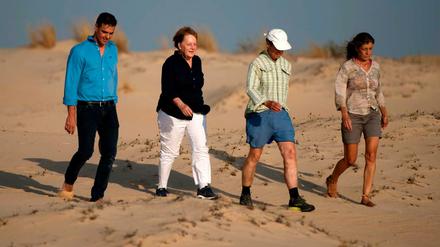 Der spanische Premier Pedro Sanchez (v.l.), Bundeskanzlerin Angela Merkel, ihr Ehemann Joachim Sauer und Sanchez Ehefrau Maria Gomez im Donana Nationalpark.