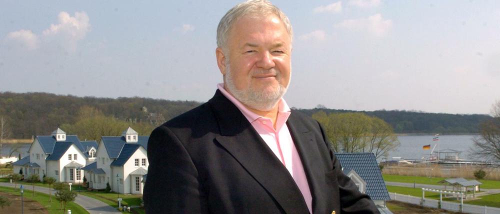 Axel Hilpert im Jahr 2005 auf der Terrasse seines Hotels Seaside Garden im "Resort Schwielowsee".