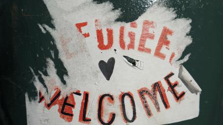 Ein zerrissener "Refugees Welcome"-Sticker. 