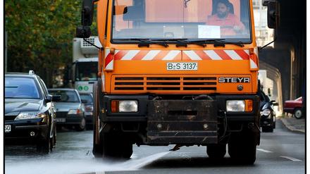 Ein Sprühwagen der BSR bewässert eine Straße in Kreuzberg (Symbolbild).