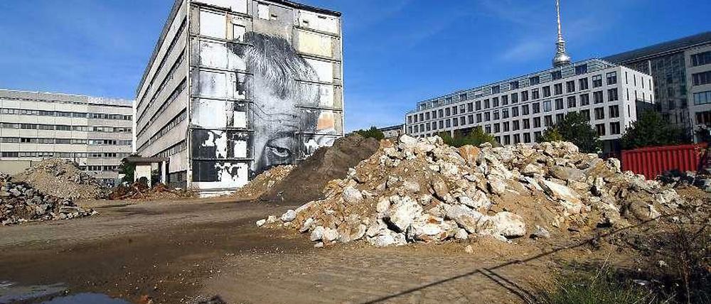 Ins Grübeln kommt, wer an die Baulandpreisen denkt - in Mitte nahe Breite Straße allemal.