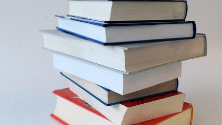 Poetische Tiefe. Bücherstapel von der Longlist.