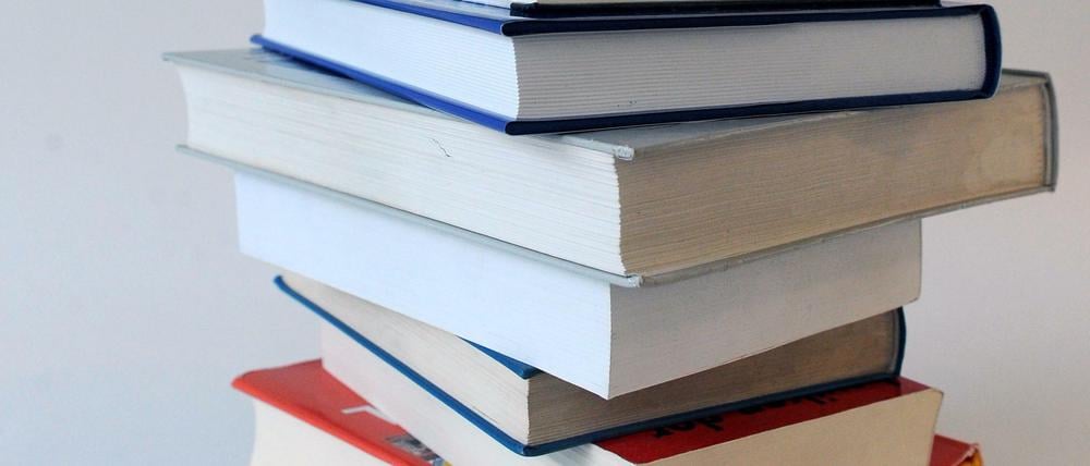 Poetische Tiefe. Bücherstapel von der Longlist.