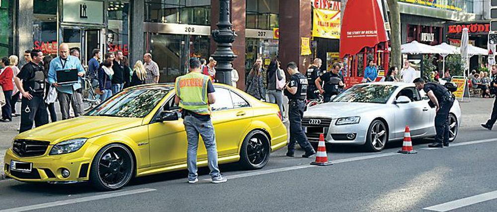 Polizeikontrolle gegen Raser und lärmende Protzwagen am Kurfürstendamm.