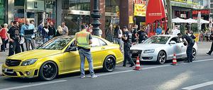 Polizeikontrolle gegen Raser und lärmende Protzwagen am Kurfürstendamm.