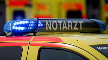 Ein Notarztwagen mit Blaulicht (Symbolbild)