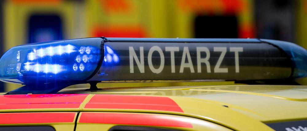 Ein Notarztwagen mit Blaulicht (Symbolbild)