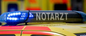 Ein Notarztwagen mit Blaulicht (Symbolbild)