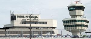 Blick auf den Tower und das Hauptgebäude des Flughafens Tegel.