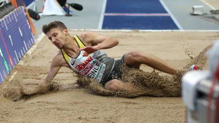 Lange herrschte Unklarheit beim Weitsprung-Finale der Leichtathletik-EM in Berlin. Am Ende jubelte Fabian Heinle über Silber.