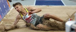 Lange herrschte Unklarheit beim Weitsprung-Finale der Leichtathletik-EM in Berlin. Am Ende jubelte Fabian Heinle über Silber.