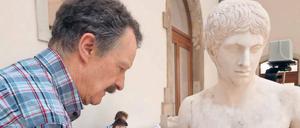 Gute Maße. Per Laser, Ultraschall und anderes Hightech lassen sich Skulpturen äußerlich, aber auch innerlich vermessen und analysieren. Hier bereitet Andreas Molitor den „Dresdner Knaben“ für einen Scan vor.