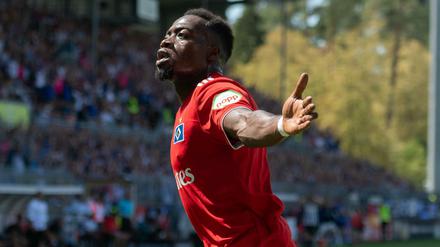 Seht her, ich war's. Der Hamburger Khaled Narey freut sich über sein Tor zum 0:1.