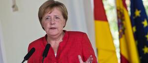 Angela Merkel spricht bei einer gemeinsamen Pressekonferenz mit Spaniens Ministerpräsident Sanchez.