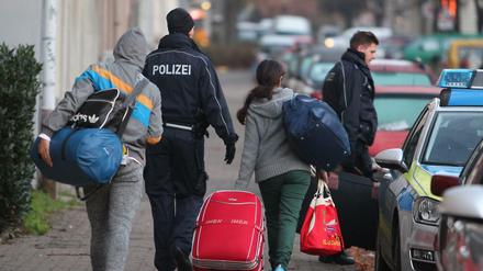 Abgelehnte Asylbewerber werden zum Transport zum Flughafen abgeholt.