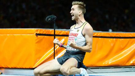 Bodenhaftung. Mateusz Przybylko hebt nur im Wettkampf ab, dafür aber auf die europameisterliche Höhe von 2,35 Meter.