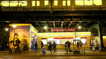 Konnopke´s Imbiß in der Schönhauser Allee vor dem Buchstabenklau. 