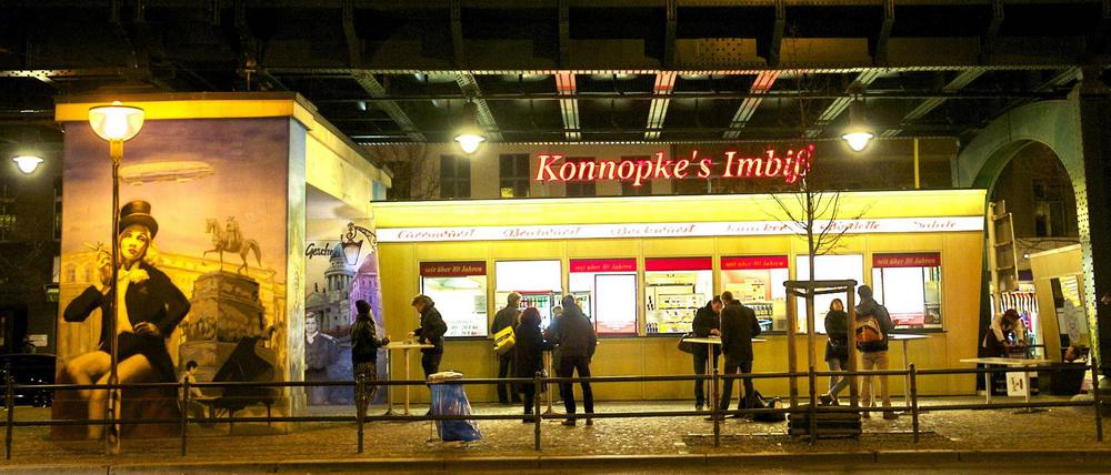 Konnopke´s Imbiß in der Schönhauser Allee vor dem Buchstabenklau.