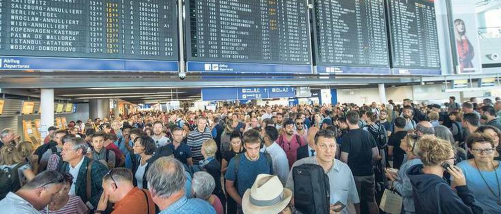 Massenphänomen. Sicherheitspannen betreffen schnell Tausende Passagiere – wie hier am Dienstag in Frankfurt.