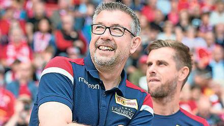 Freudige Erwartung. Unions Trainer Fischer (l.) mit Assistent Bönig. 