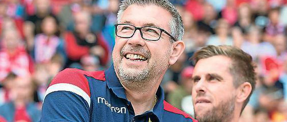 Freudige Erwartung. Unions Trainer Fischer (l.) mit Assistent Bönig.