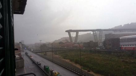Die eingestürzte Autobahnbrücke bei Genua. 