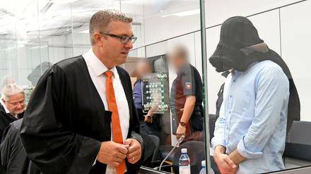 Top-Islamist Abu Walaa (r) war von Alexander B. beobachtet worden.