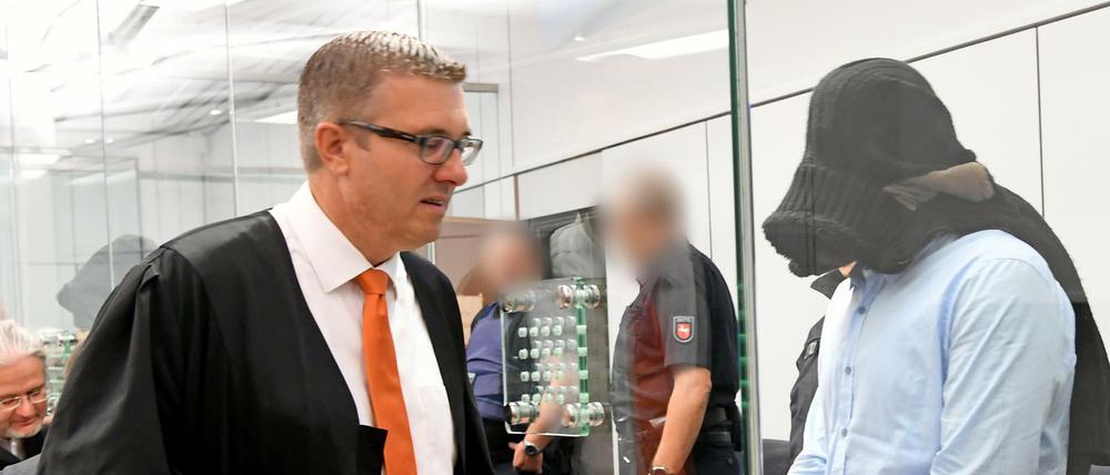 Top-Islamist Abu Walaa (r) war von Alexander B. beobachtet worden.