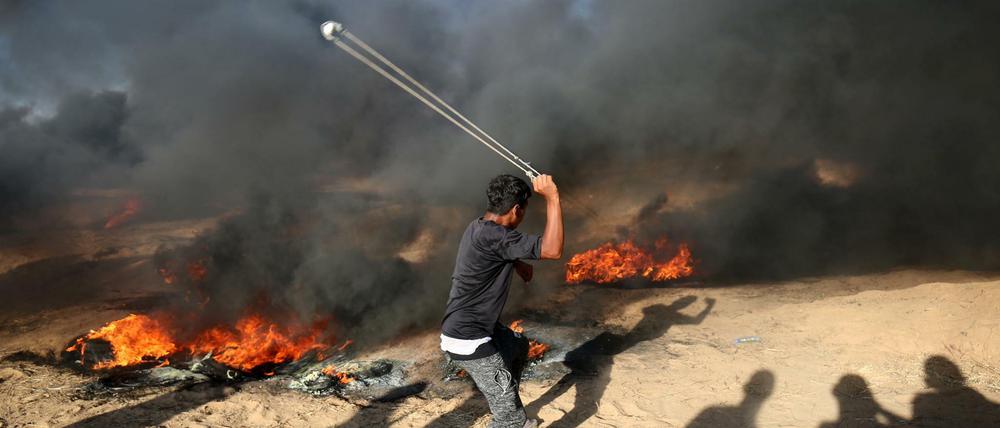 Ein Mann östlich von Khan Yunis an der Grenze des Gaza-Streifens