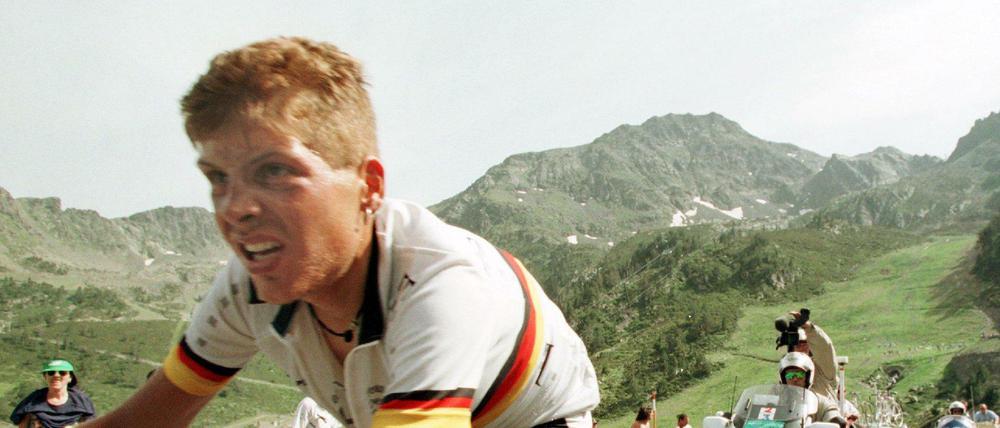 15.07.1997, Andorra. Jan Ullrich fährt auf der zehnten Etappe der 84. Tour de France den Schlussanstieg in den Pyrenäen zum Ziel in Andorra hinauf.