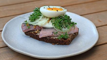 Herzhaft und fein. Smörrebröd mit Hering im "Season", dem Restaurant des Hotels Guldsmeden in der Potsdamer Straße.
