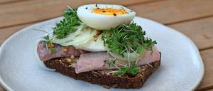 Herzhaft und fein. Smörrebröd mit Hering im "Season", dem Restaurant des Hotels Guldsmeden in der Potsdamer Straße.