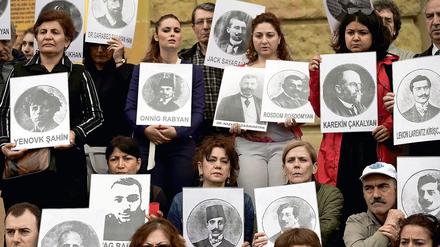 Türkische und armenische Demonstranten am 99. Jahrestag des Massenmords an den Armeniern am 24. April 2014 in Istanbul. Zum 100. Jahrestag wurde auch im deutschen Bundestag der Völkermord erstmals als solcher bezeichnet.