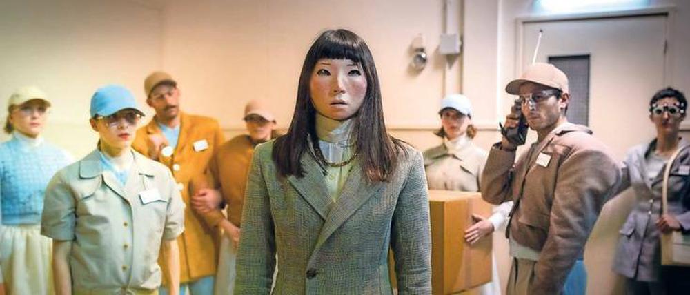 Paketboten für die Roboter. Die katalanische Kompanie La Veronal entwirft mit „Pasionaria“ eine komische Dystopie. 