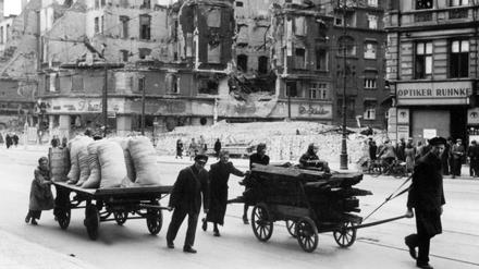 Schwierige Zeiten: Kreuder und Lange stehen von 1938 bis 1971 in Kontakt. Das Foto zeigt Berlin im Jahr 1945.
