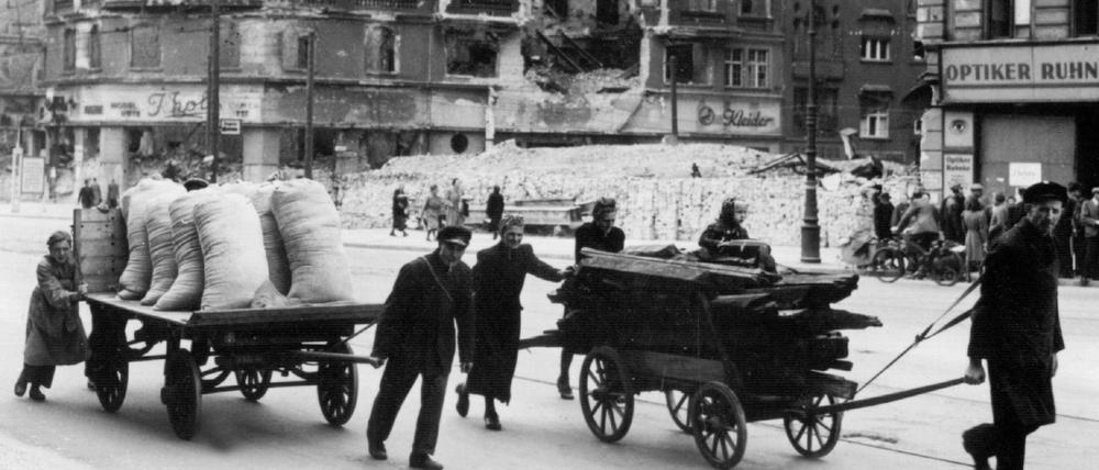Schwierige Zeiten: Kreuder und Lange stehen von 1938 bis 1971 in Kontakt. Das Foto zeigt Berlin im Jahr 1945.