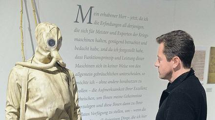 Denkwürdige Begegnung. Es gibt immer wieder Ausstellungen über den Maler, Erfinder, Entdecker und Tüftler Leonardo da Vinci. Hier ist ein von da Vinci erfundener Taucheranzug zu sehen. 