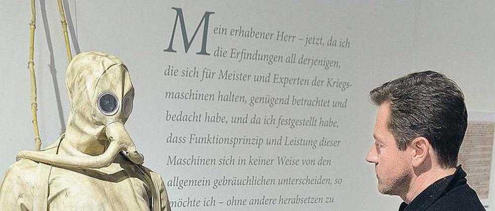 Denkwürdige Begegnung. Es gibt immer wieder Ausstellungen über den Maler, Erfinder, Entdecker und Tüftler Leonardo da Vinci. Hier ist ein von da Vinci erfundener Taucheranzug zu sehen.