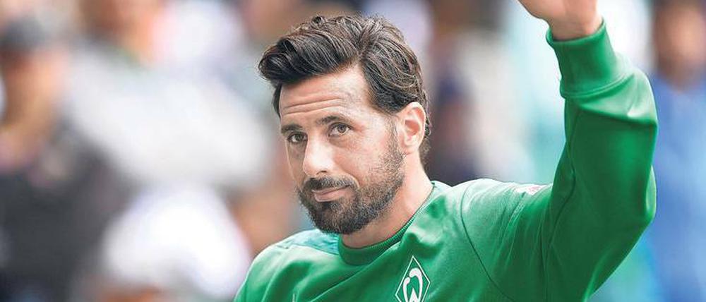 Man sieht sich immer öfter. Die Werder-Fans freuen sich über die Rückkehr von Claudio Pizarro. 