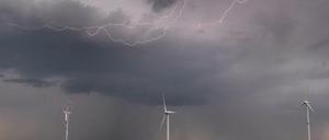 Eine Unwetterfront mit Blitzschlag über einem Feld in Niedersachsen.