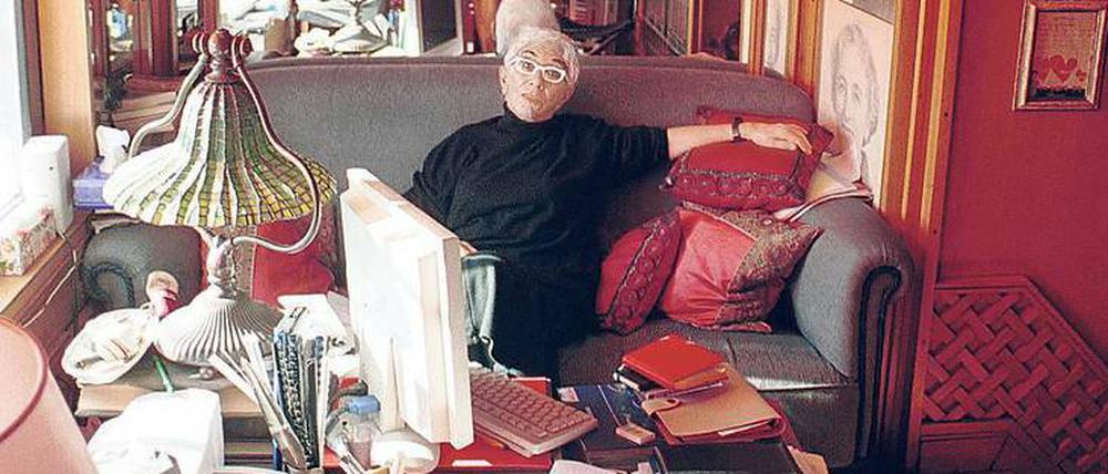 Ein bisschen Dekor muss sein. Regisseurin Lina Wertmüller.